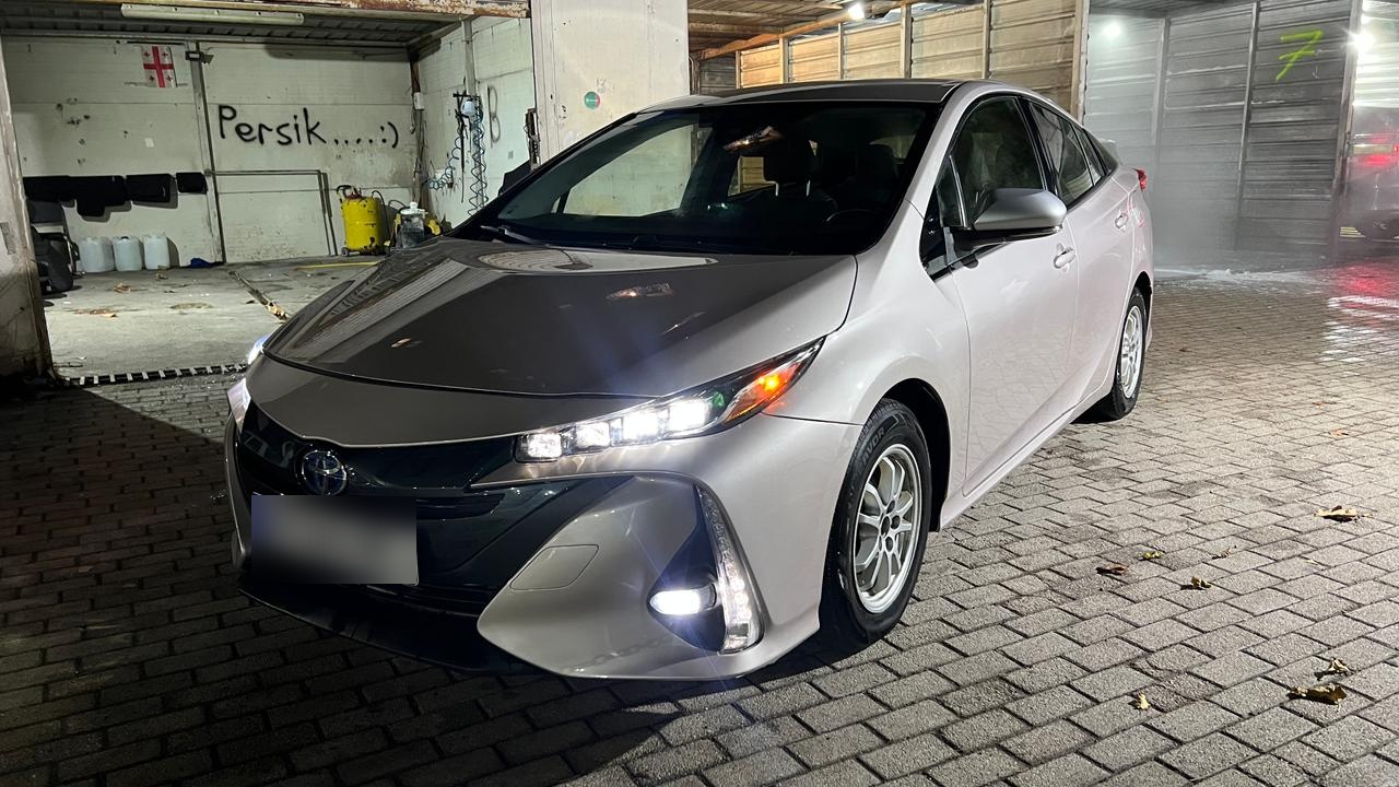 Toyota Prius Prime 2017 — photo 2