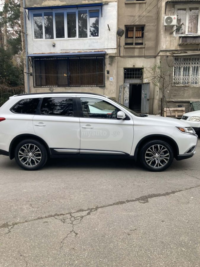 Mitsubishi Outlander 2016 — photo 2