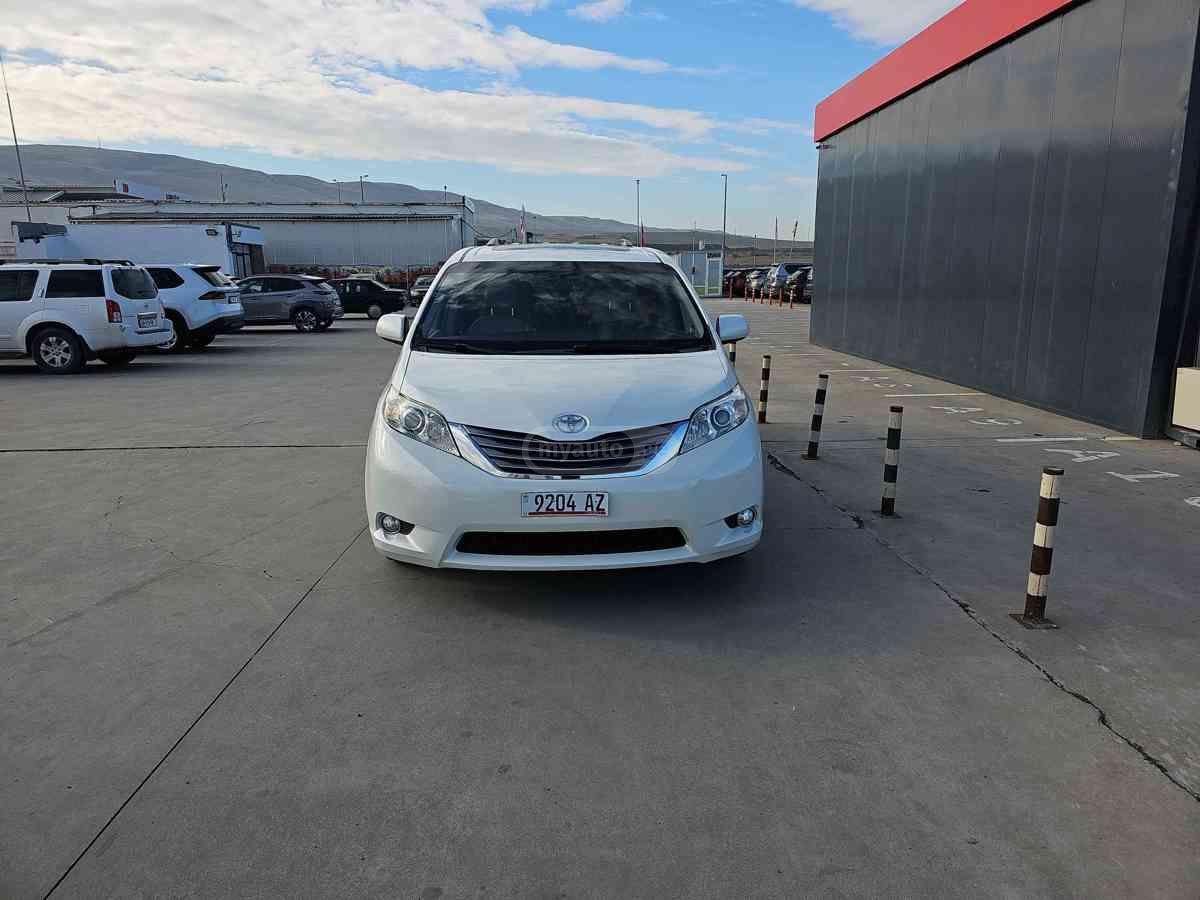Toyota Sienna 2016 — photo 2
