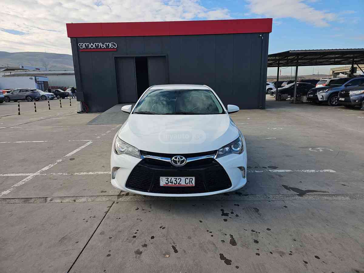 Toyota Camry 2015 — photo 2
