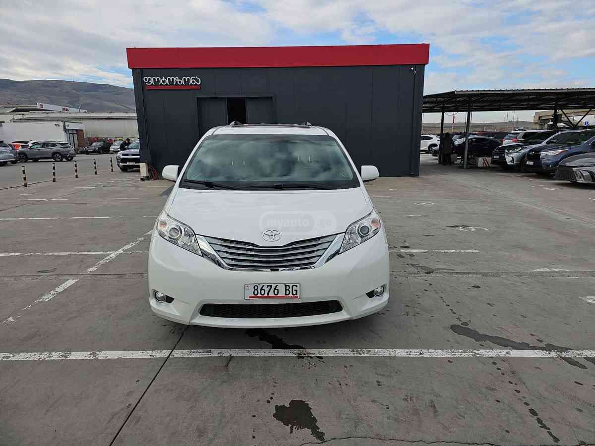 Toyota Sienna 2015 — photo 2