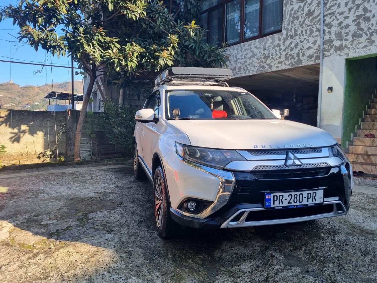 Mitsubishi Outlander 2019 — photo 2