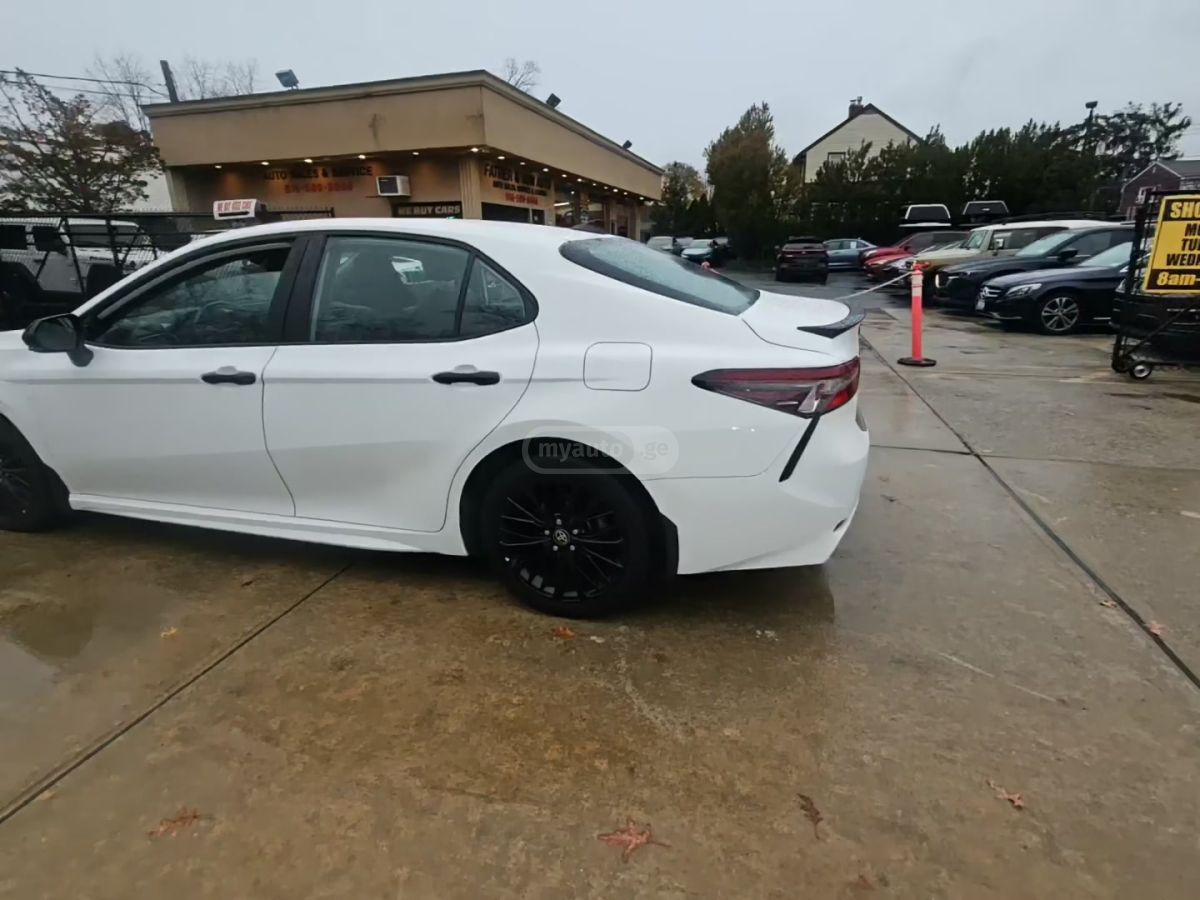 Toyota Camry 2022 — photo 2