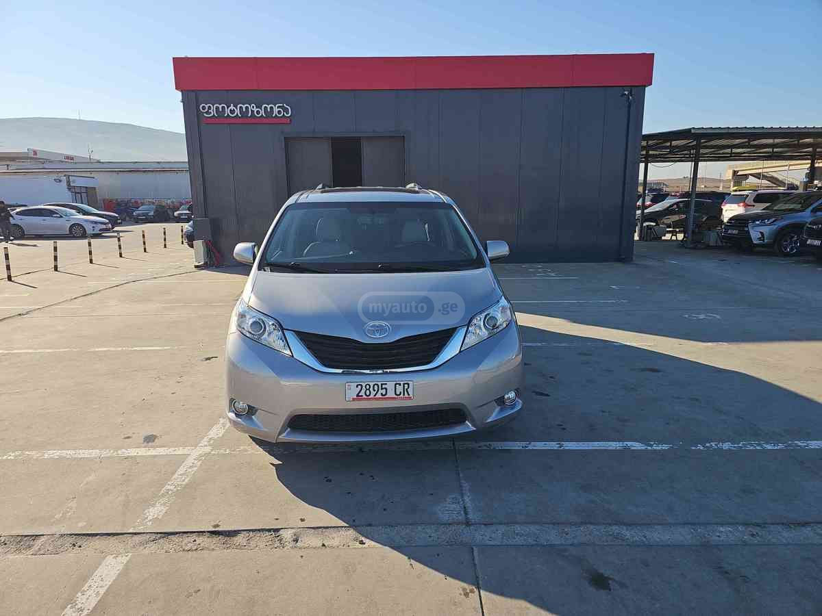 Toyota Sienna 2017 — photo 2