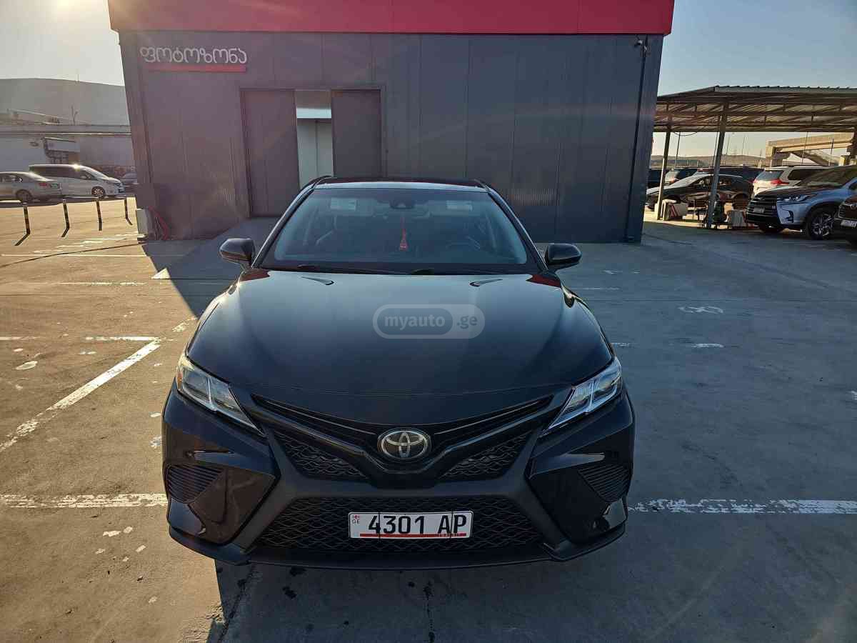 Toyota Camry 2018 — photo 2