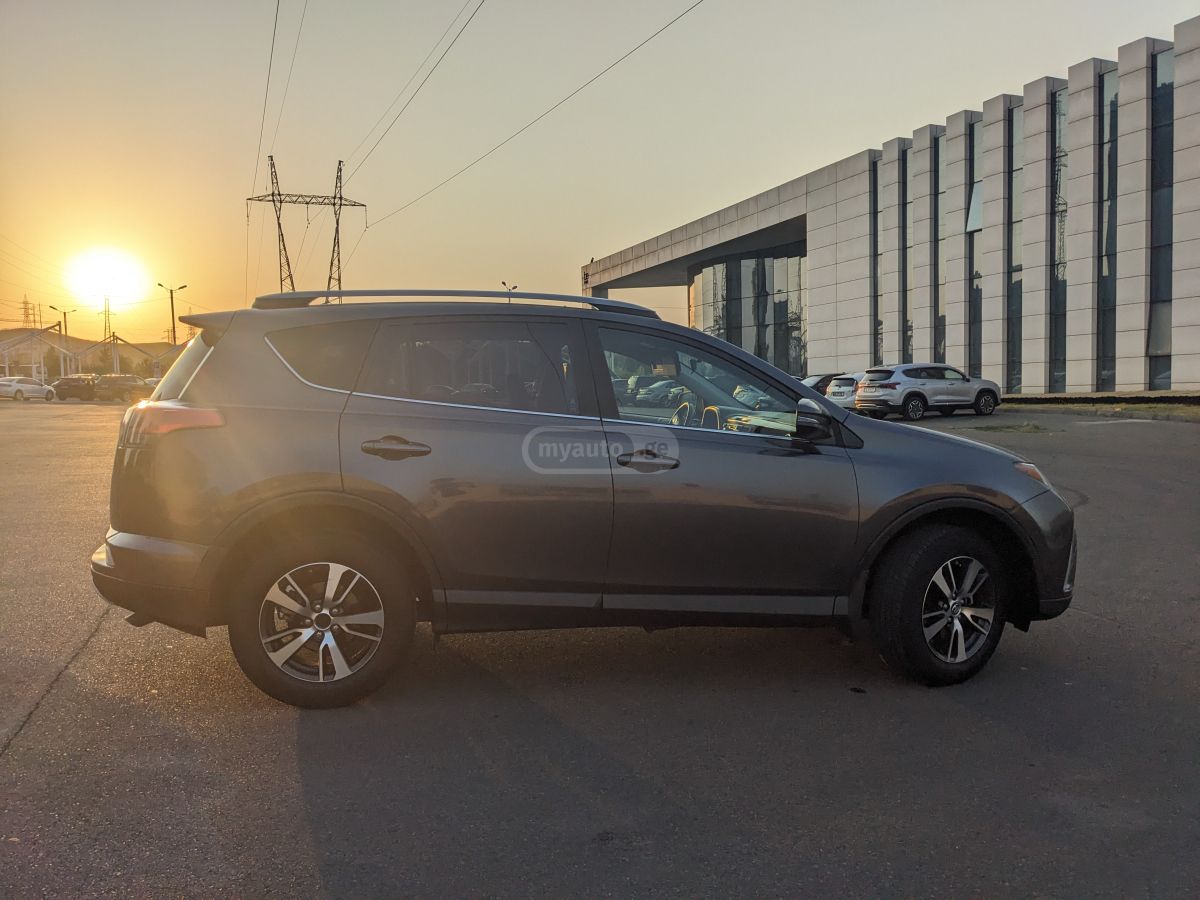 Toyota RAV4 2018 — photo 2