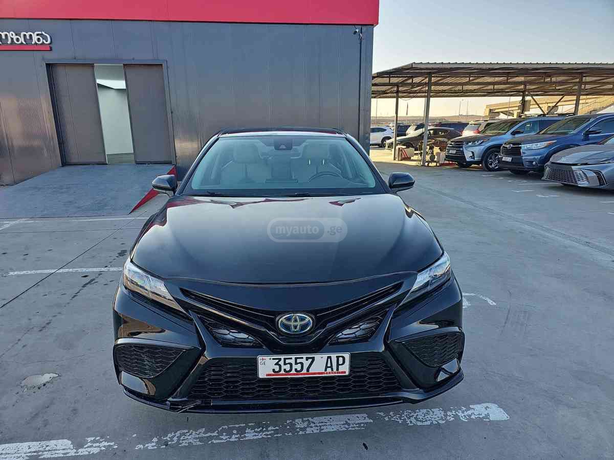 Toyota Camry 2021 — photo 2