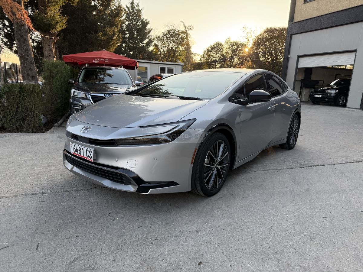 Toyota Prius 2023 — photo 2