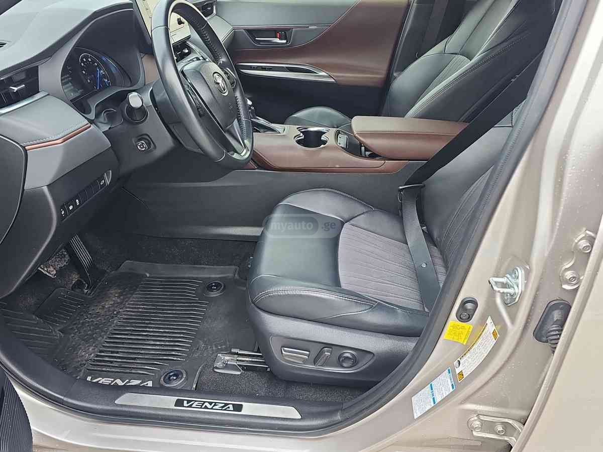 Toyota Venza 2021 — photo 2