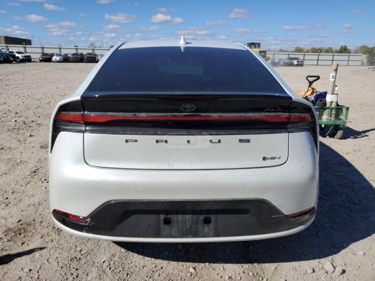 Toyota Prius 2024 — photo 2