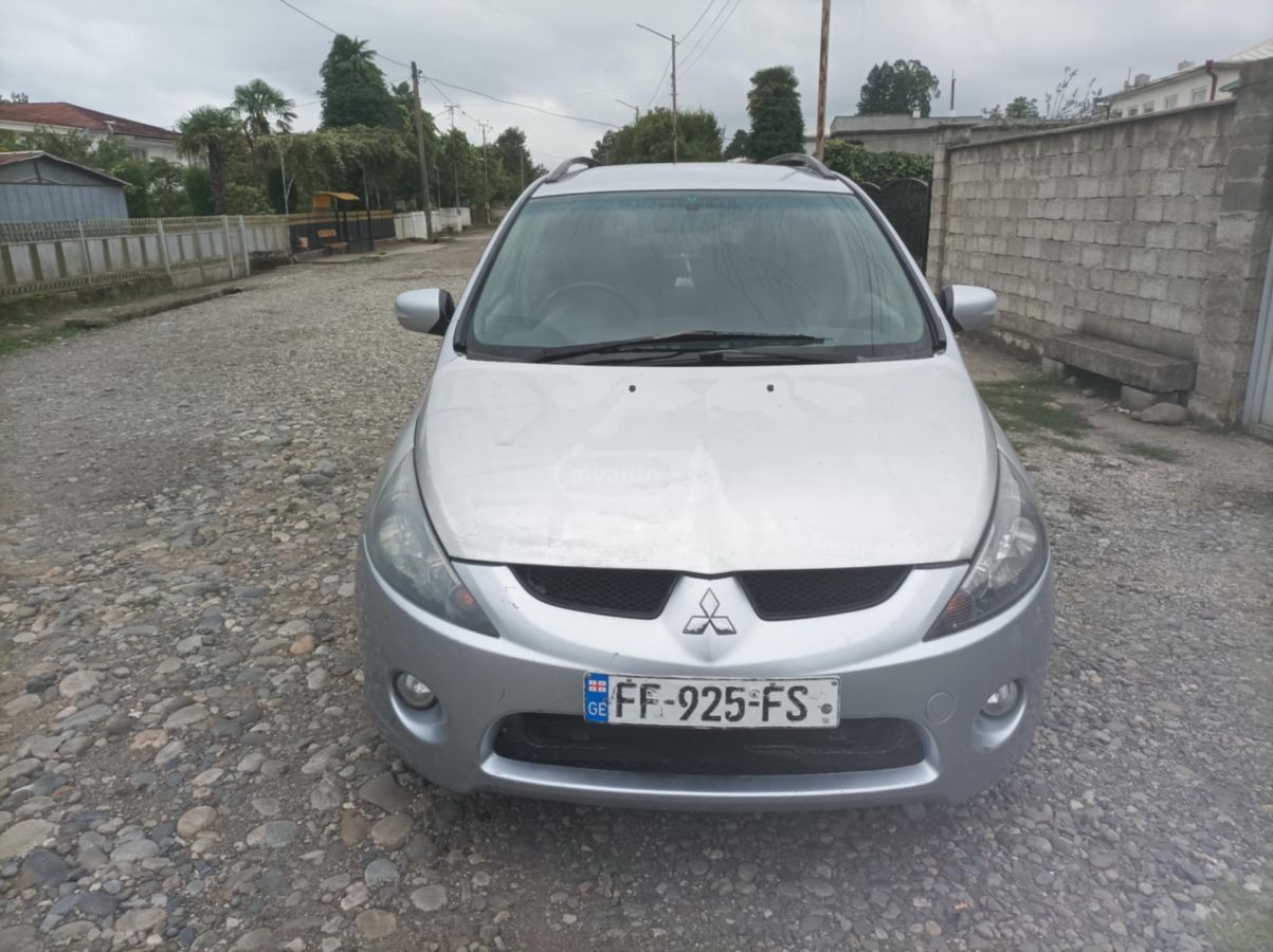 Mitsubishi Grandis 2003 — photo 2