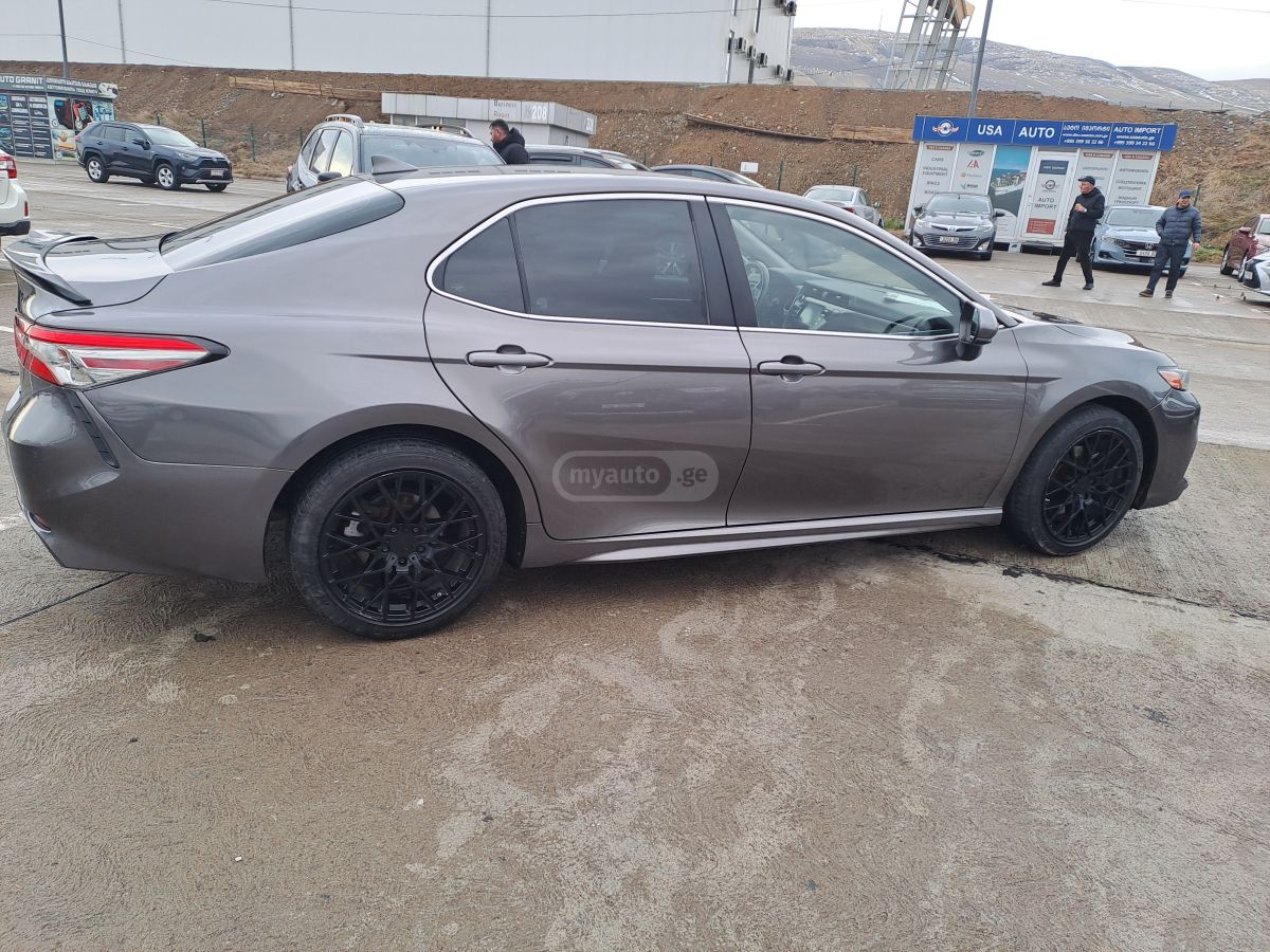 Toyota Camry 2019 — photo 2