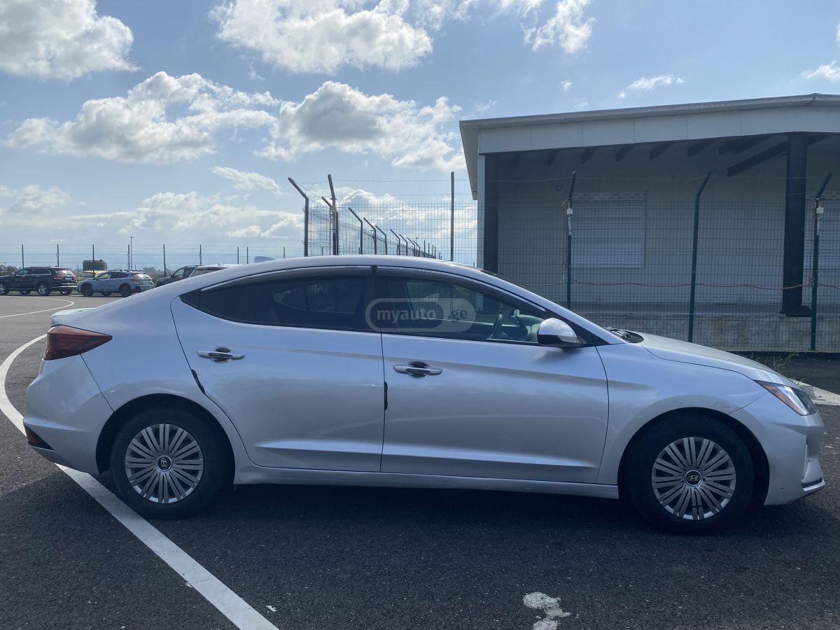 Hyundai Elantra 2019 — photo 2