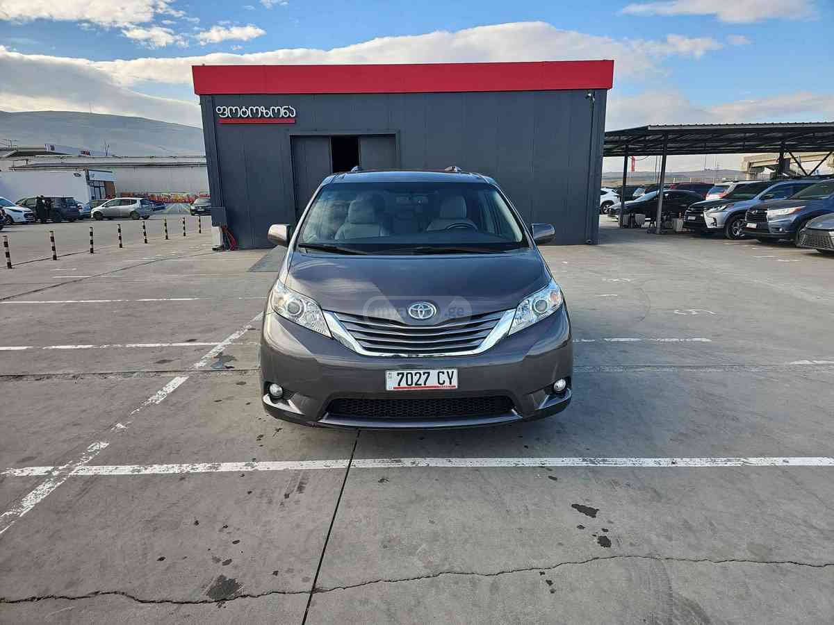 Toyota Sienna 2015 — photo 2