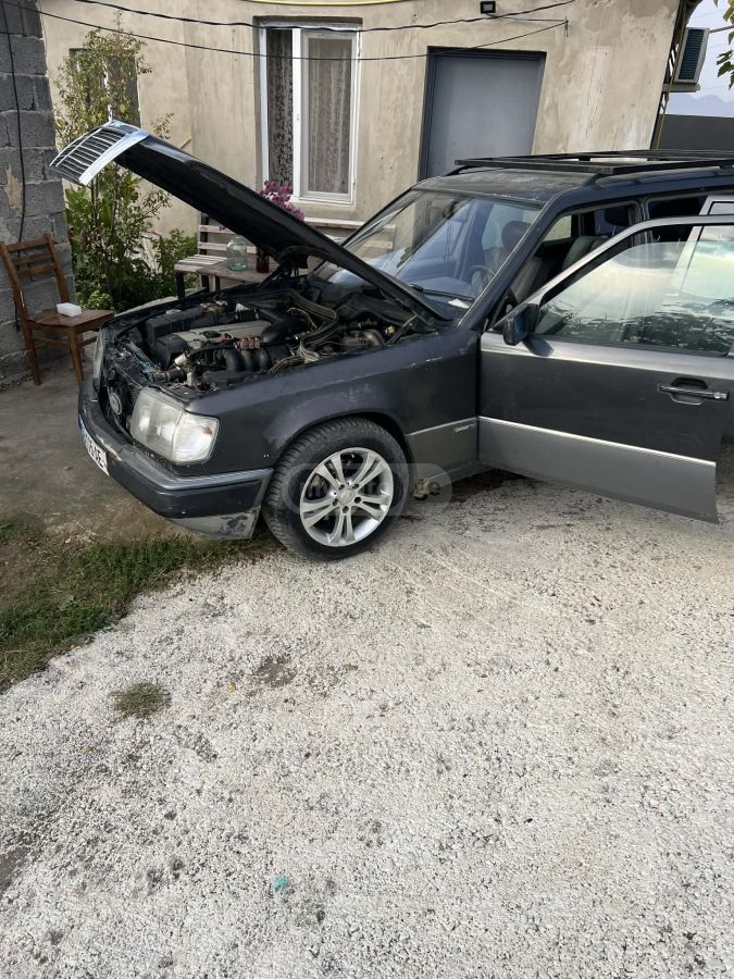 Mercedes-Benz E 320 1992 — photo 2