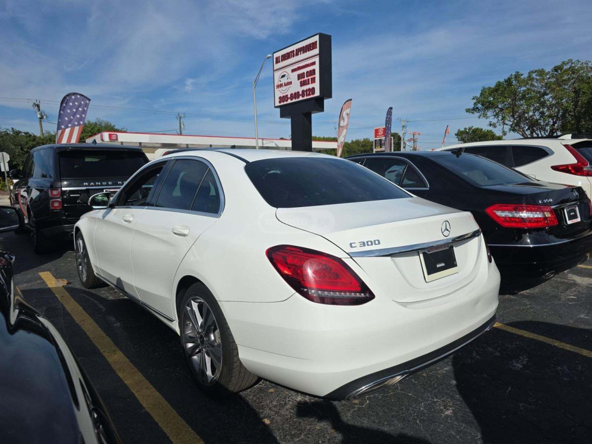 Mercedes-Benz C 300 2019 — photo 2