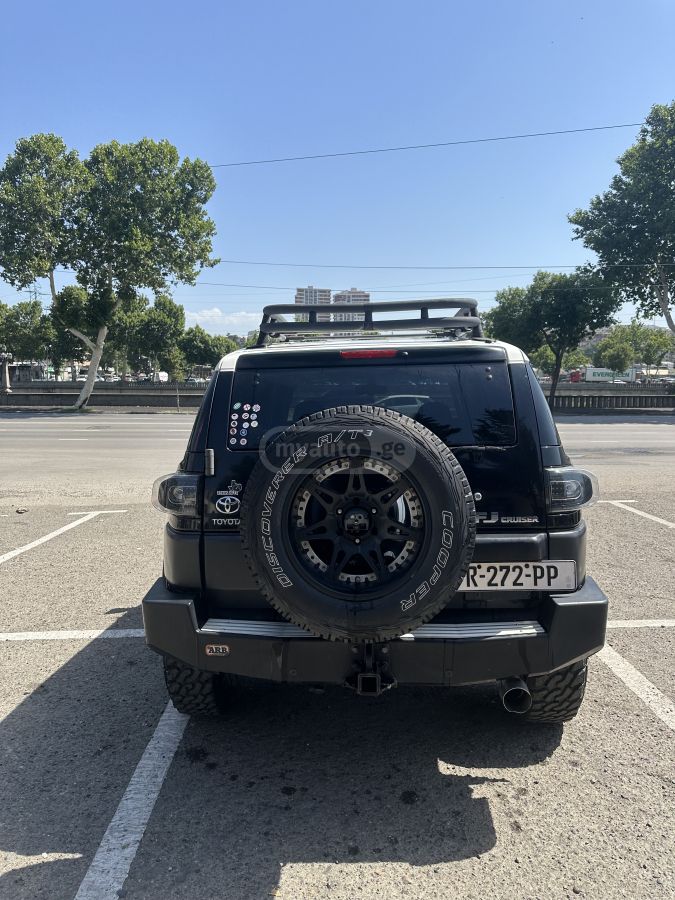 Toyota FJ Cruiser 2010 — photo 2