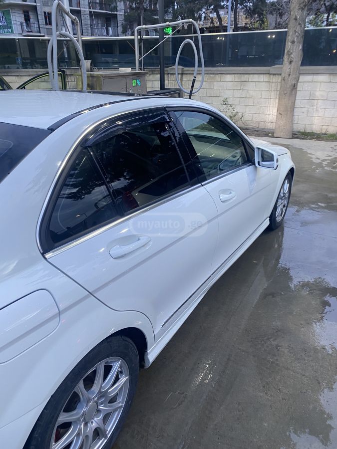 Mercedes-Benz C 300 2010 — photo 2