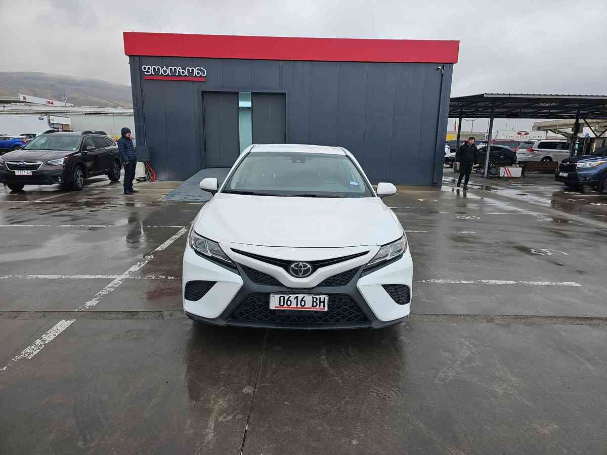 Toyota Camry 2020 — photo 2