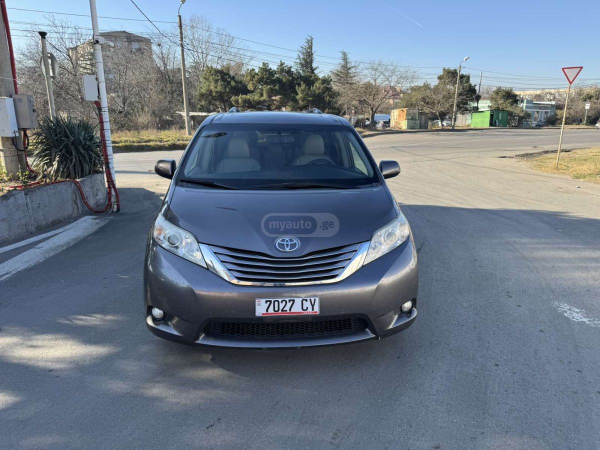 Toyota Sienna 2015 — photo 2
