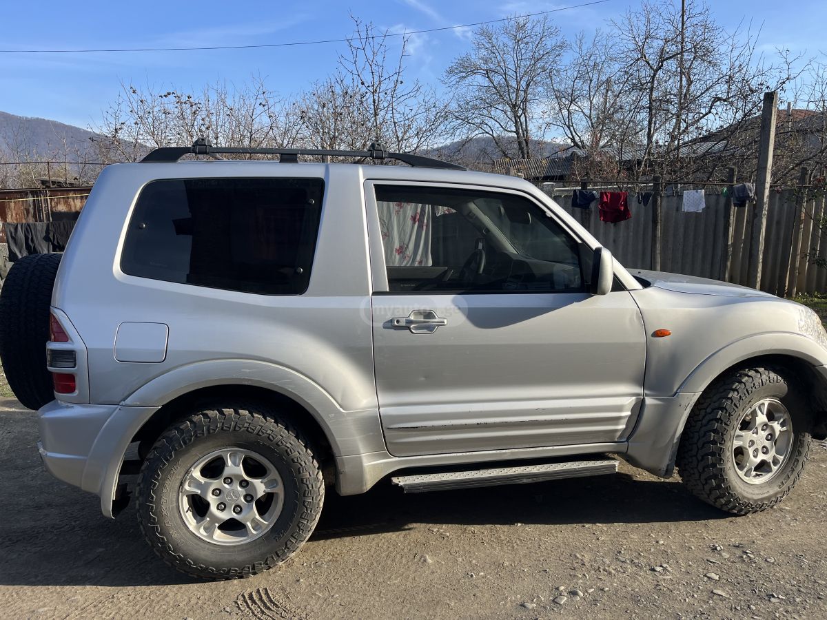 Mitsubishi Pajero 2000 — photo 2