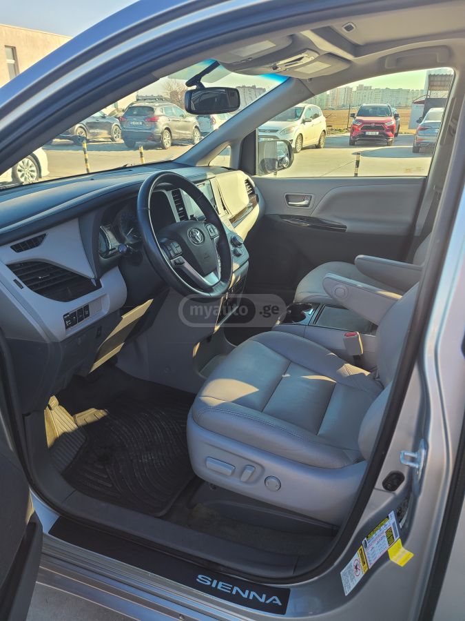 Toyota Sienna 2017 — photo 2