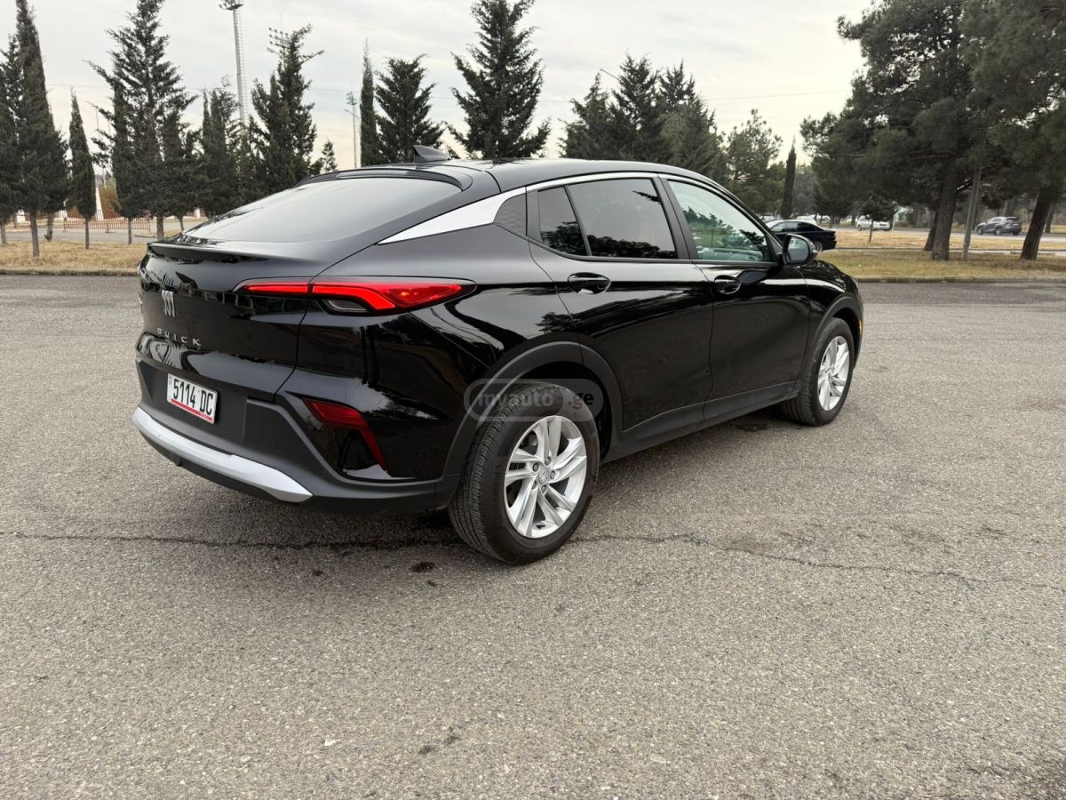 Buick Encore 2023 — photo 2