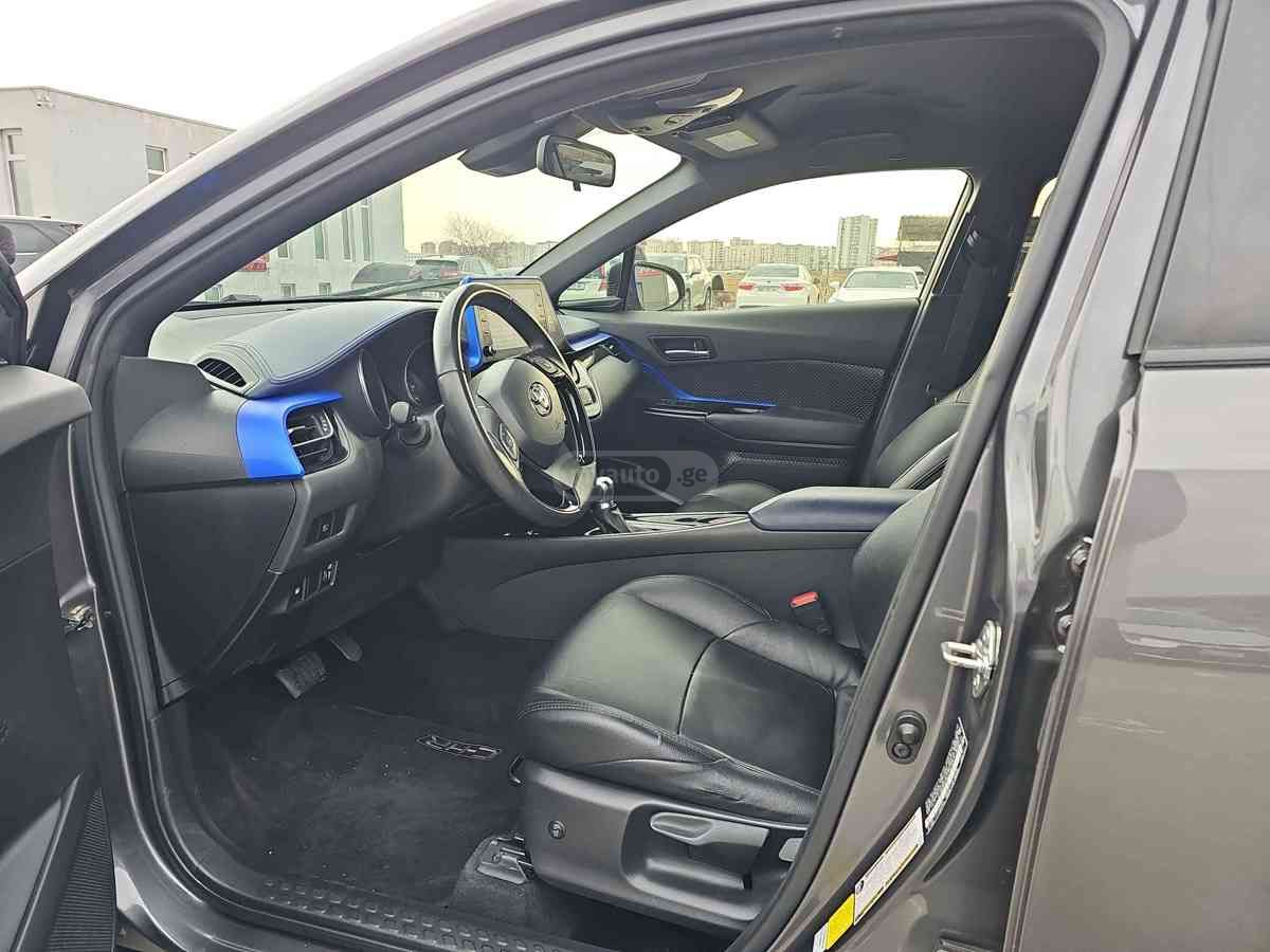 Toyota C-HR 2021 — photo 2