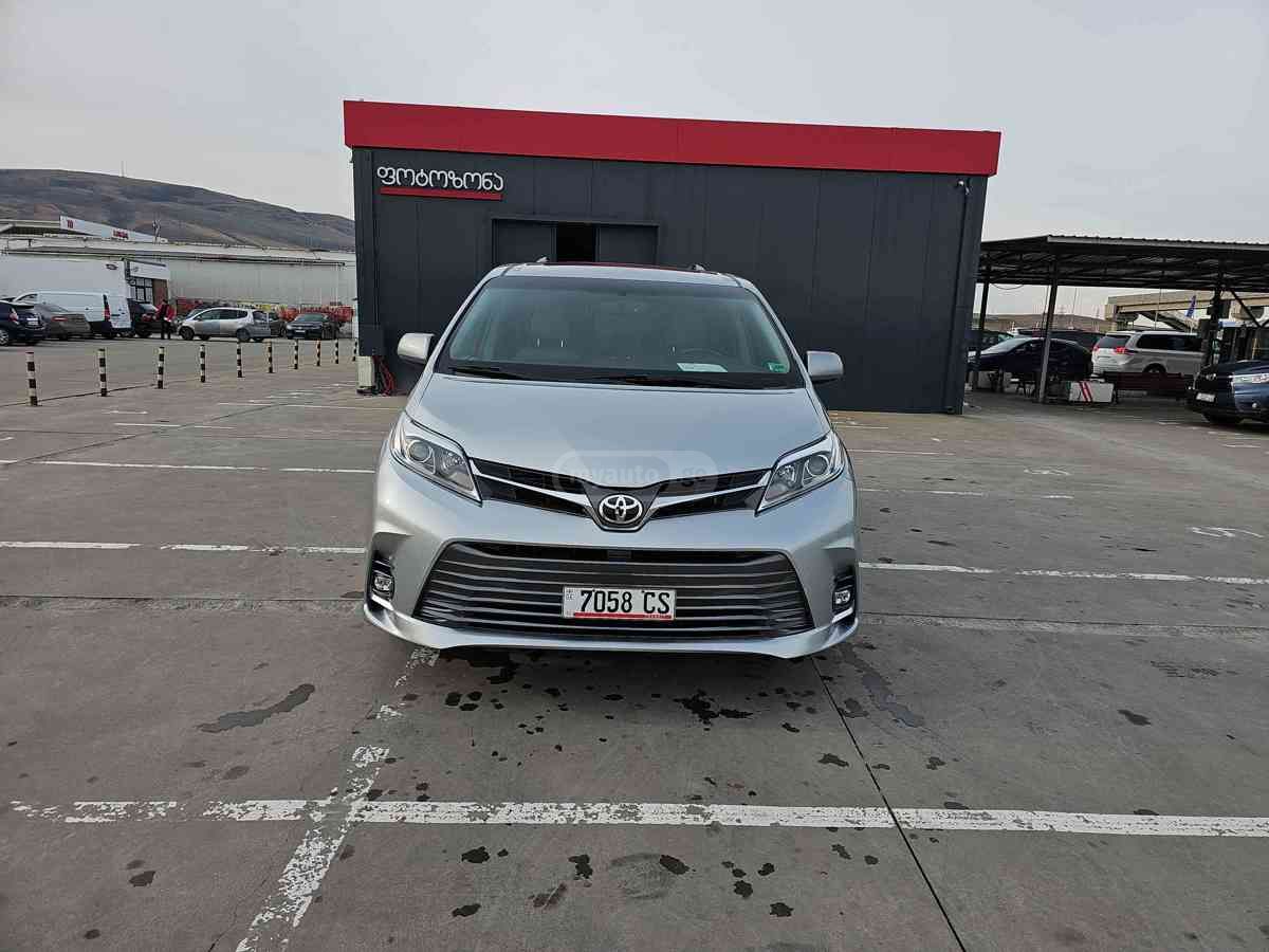 Toyota Sienna 2016 — photo 2