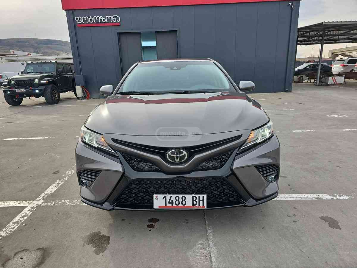 Toyota Camry 2018 — photo 2
