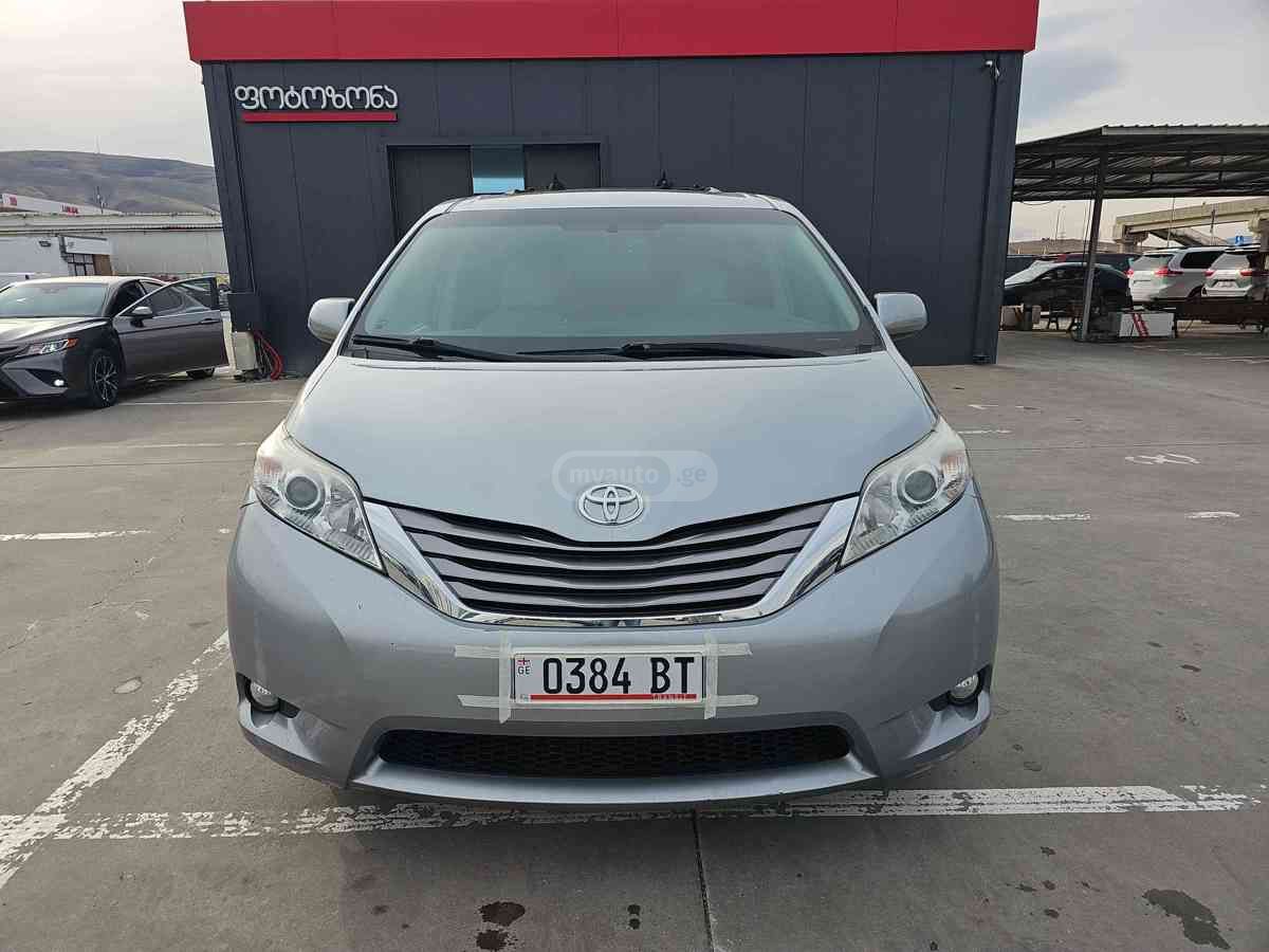 Toyota Sienna 2016 — photo 2