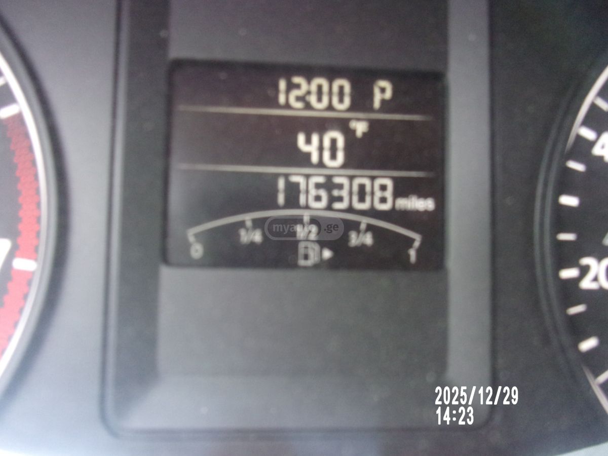 Volkswagen Jetta 2012 — photo 2