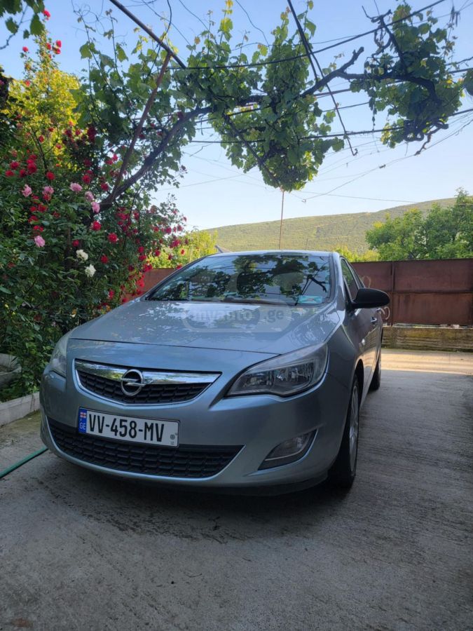 Opel Astra 2010 — photo 2