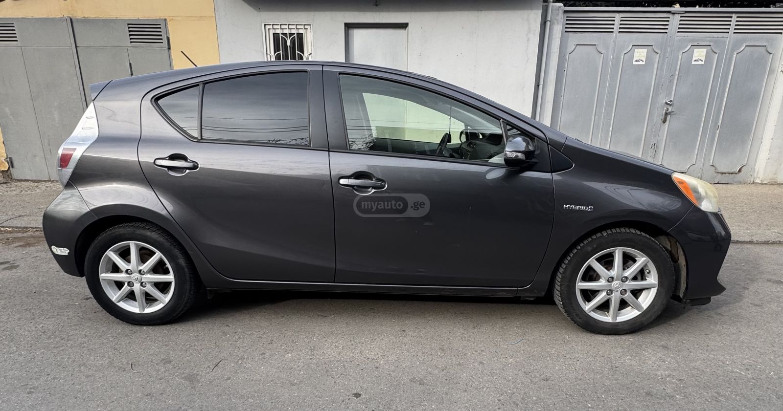 Toyota Prius C 2014 — photo 2