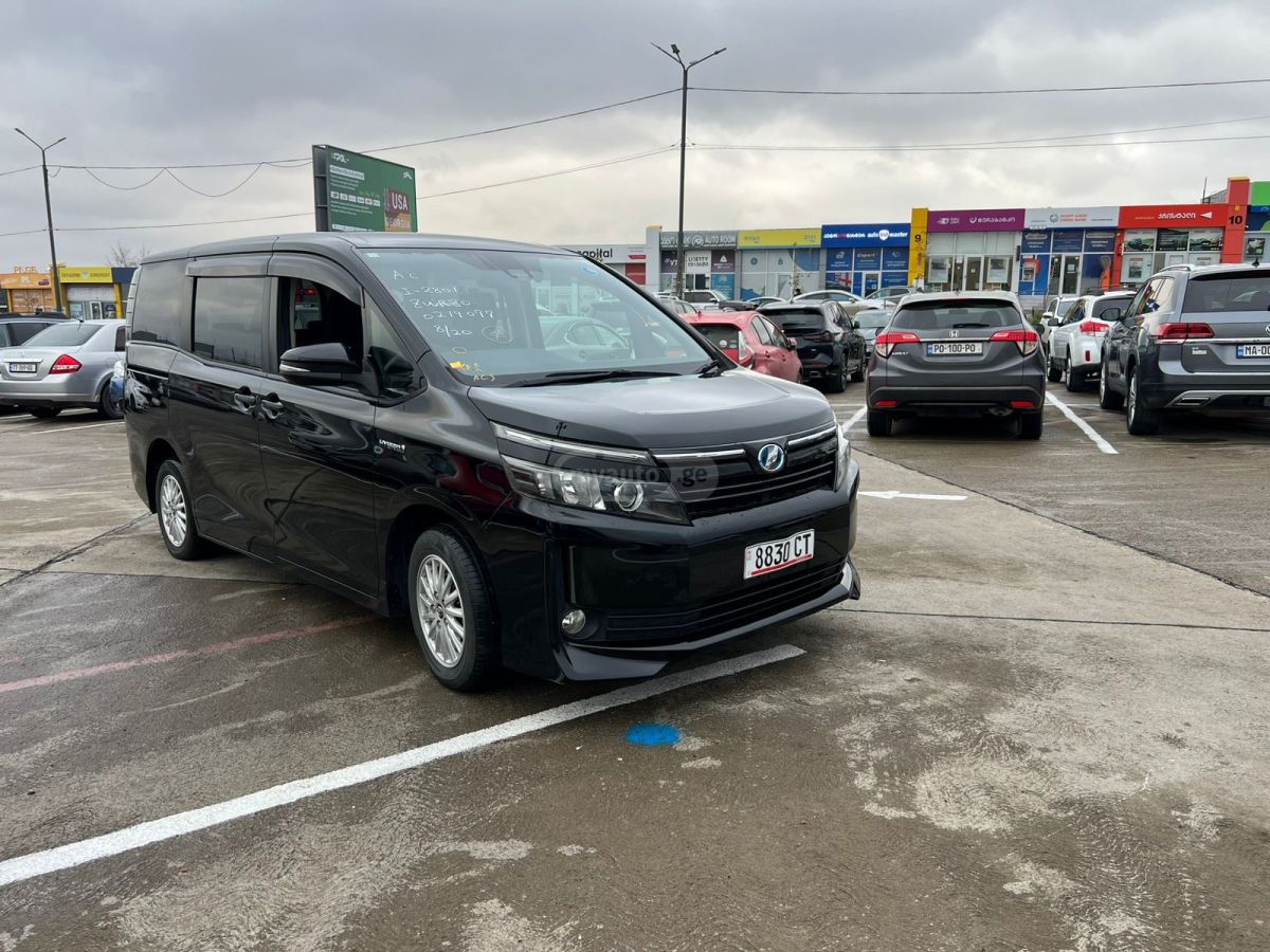 Toyota Voxy 2016 — photo 2
