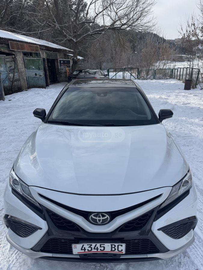 Toyota Camry 2018 — photo 2