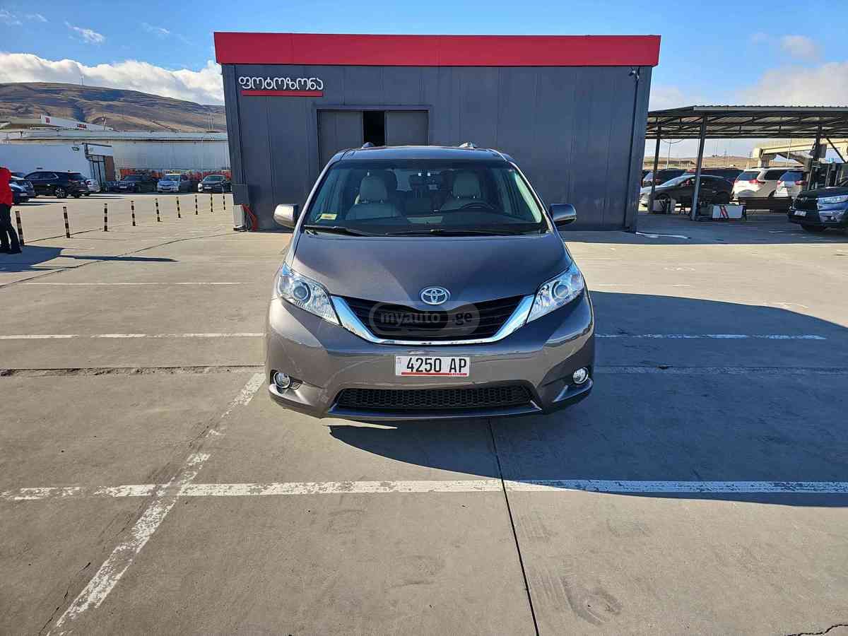 Toyota Sienna 2015 — photo 2