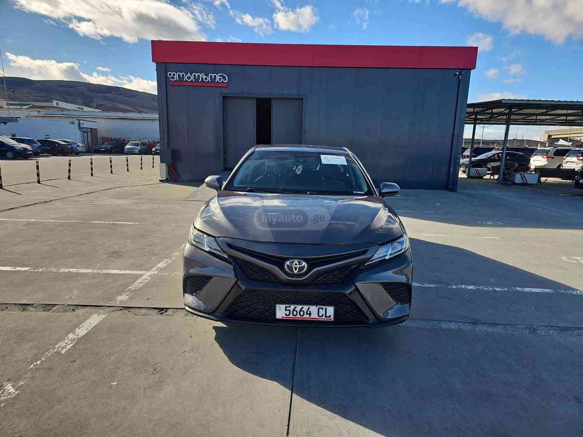 Toyota Camry 2018 — photo 2