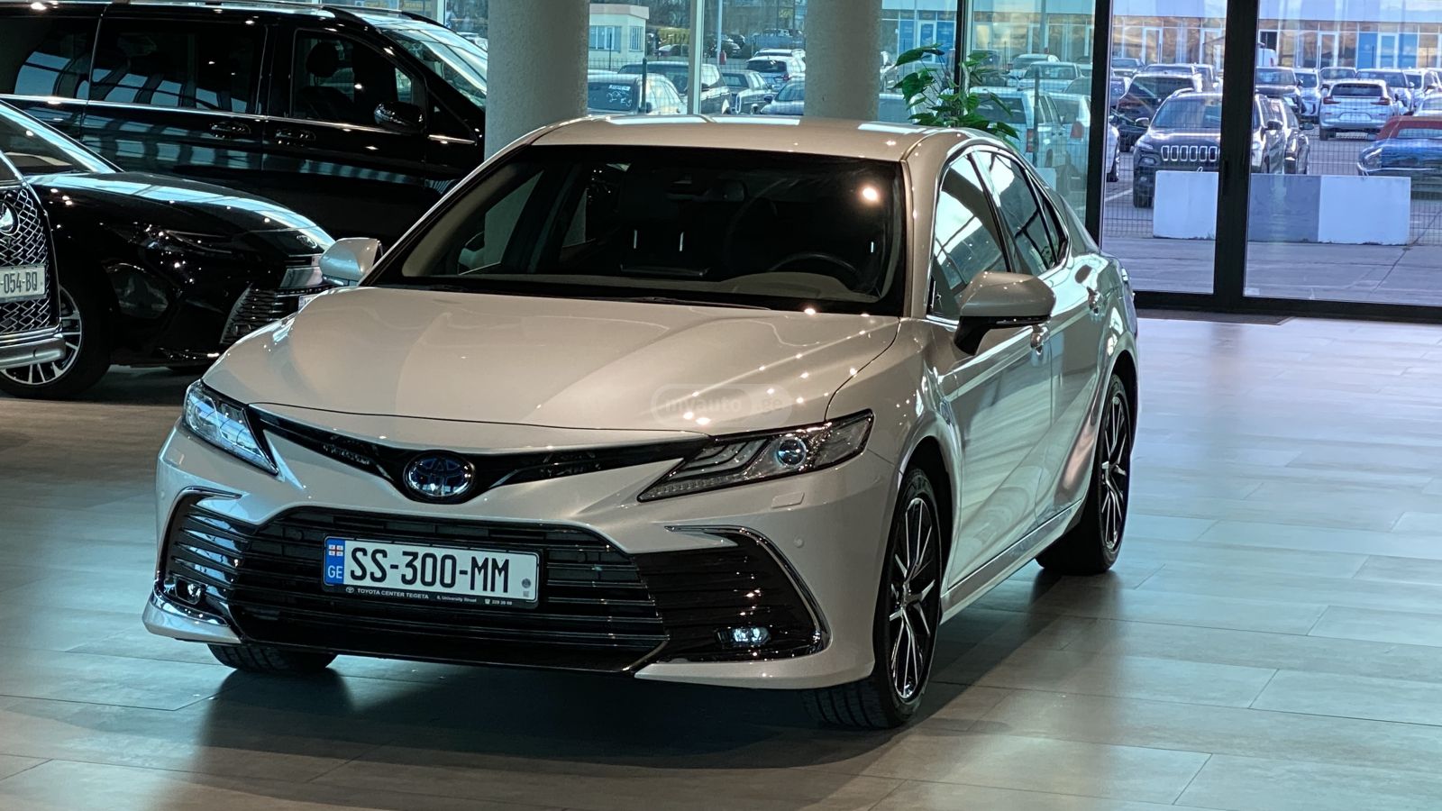 Toyota Camry 2022 — photo 2