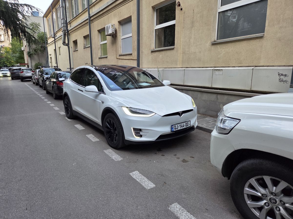 Tesla Model X 2018 — photo 2