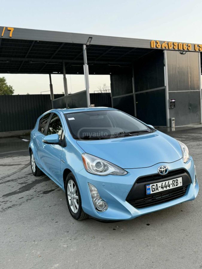 Toyota Prius C 2015 — photo 2