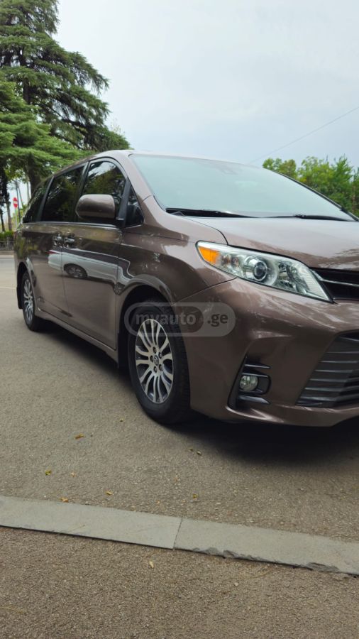 Toyota Sienna 2018 — photo 2