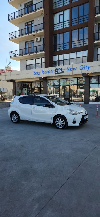 Toyota Prius C 2012 — photo 2