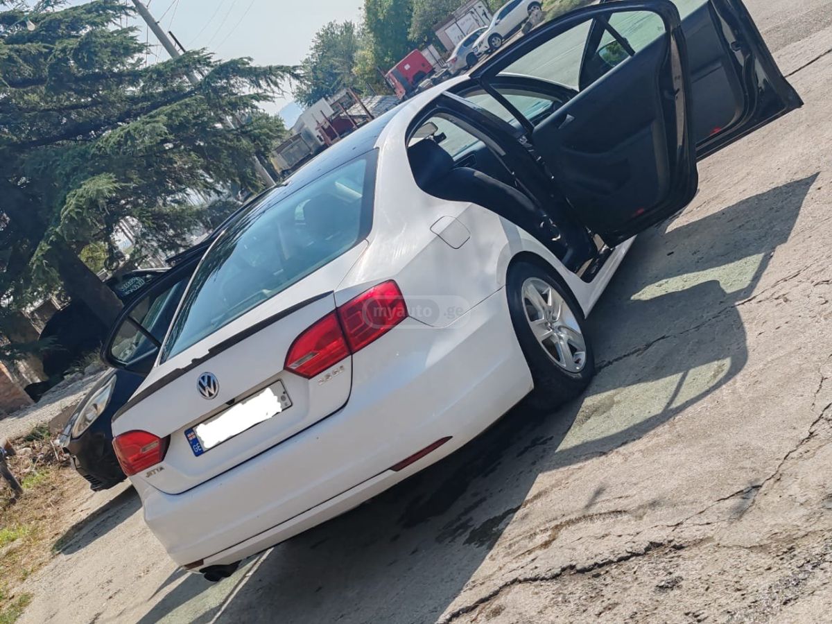 Volkswagen Jetta 2011 — photo 2