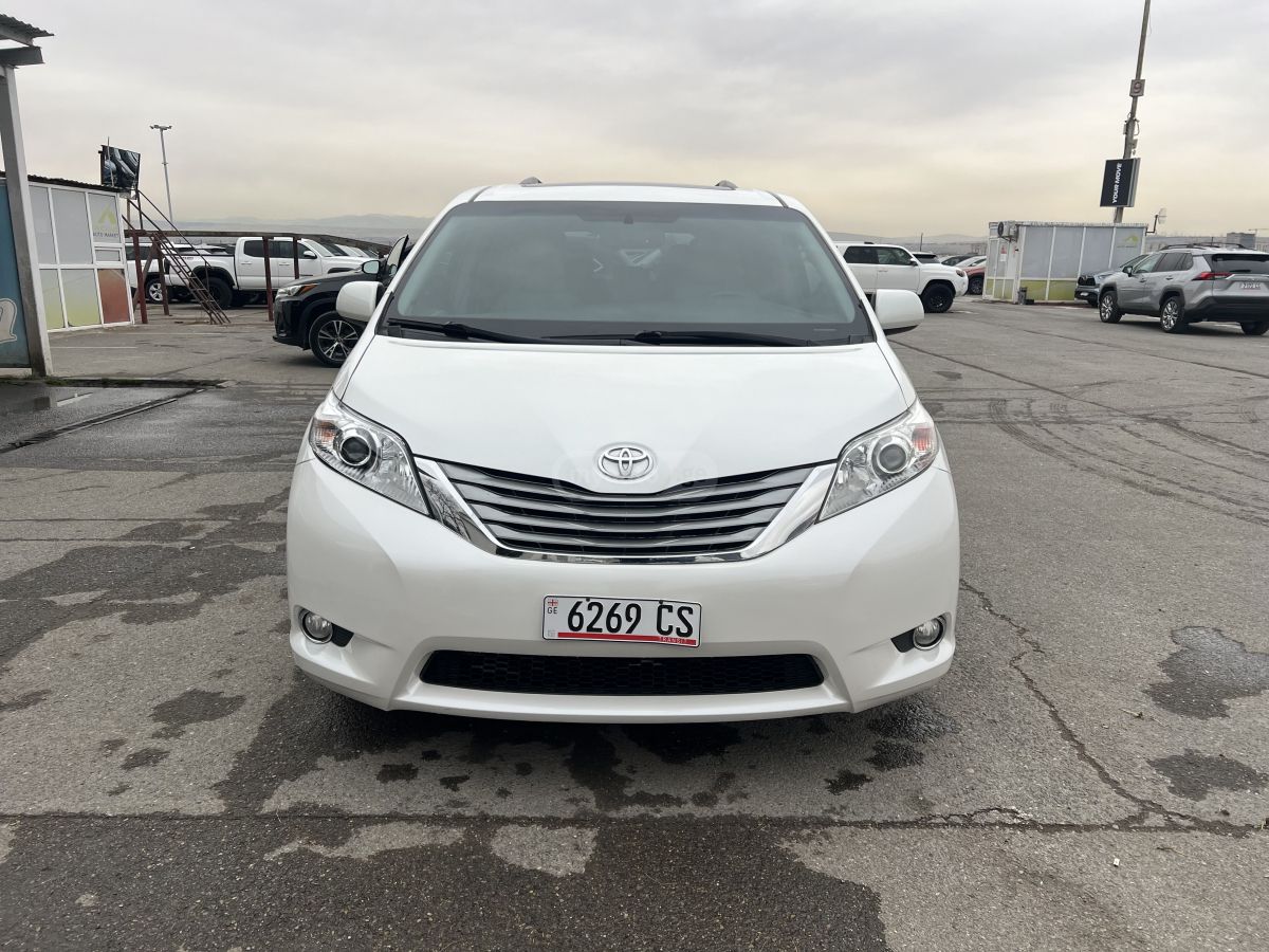 Toyota Sienna 2015 — photo 2
