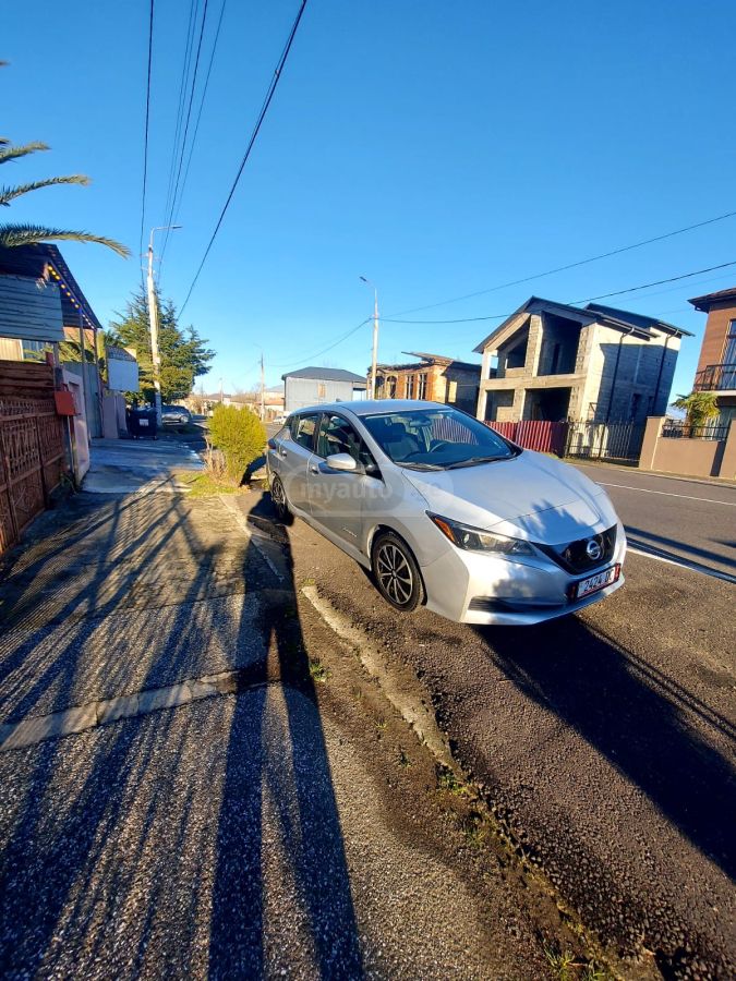Nissan Leaf 2018 — photo 2