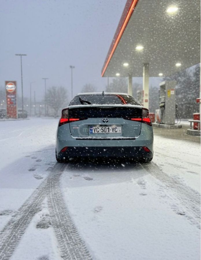 Toyota Prius 2022 — photo 2