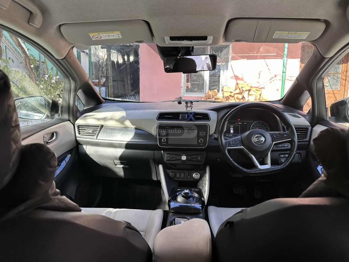 Nissan Leaf 2018 — photo 2
