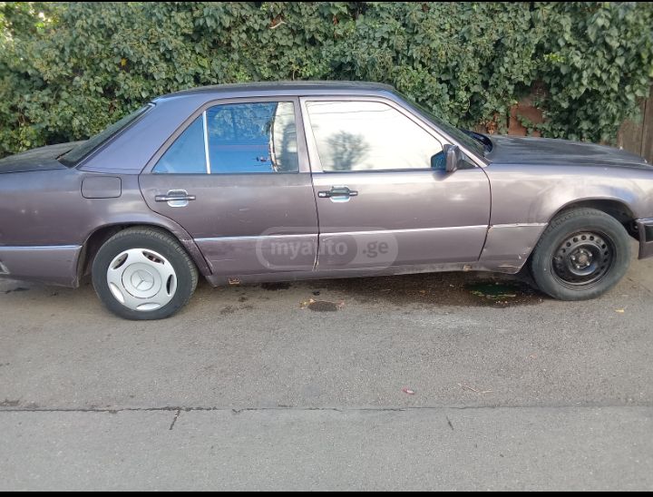 Mercedes-Benz E 230 1992 — photo 2