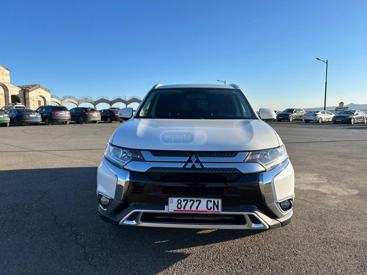 Mitsubishi Outlander 2018 — photo 2